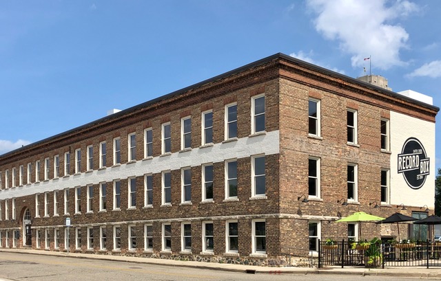 Battle Creek Wedding DJs - Mid-Michigan Wedding DJ - Sparty DJs